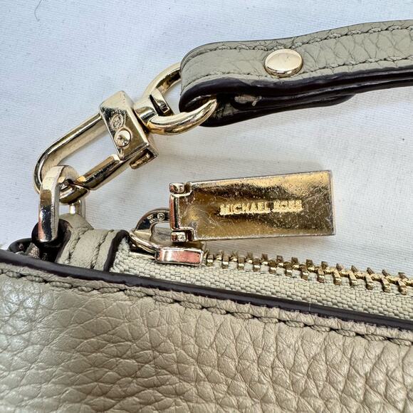 Michael Kors Jet Set Charm Pebbled Leather Clutch Wristlet Wallet Gold Hardware - Picture 3 of 10